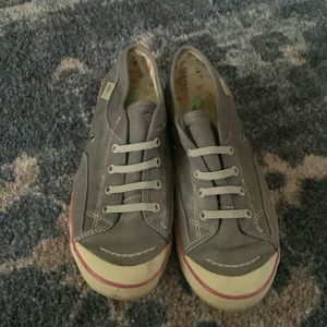 Gray with pink simple brand shoes